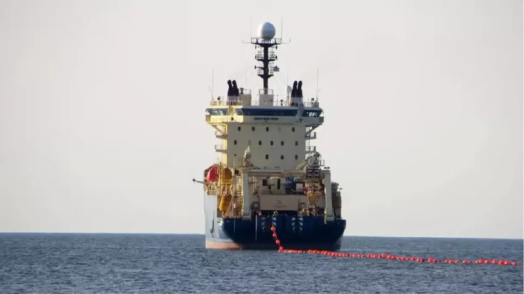 Navio implantando os cabos submarinos.
